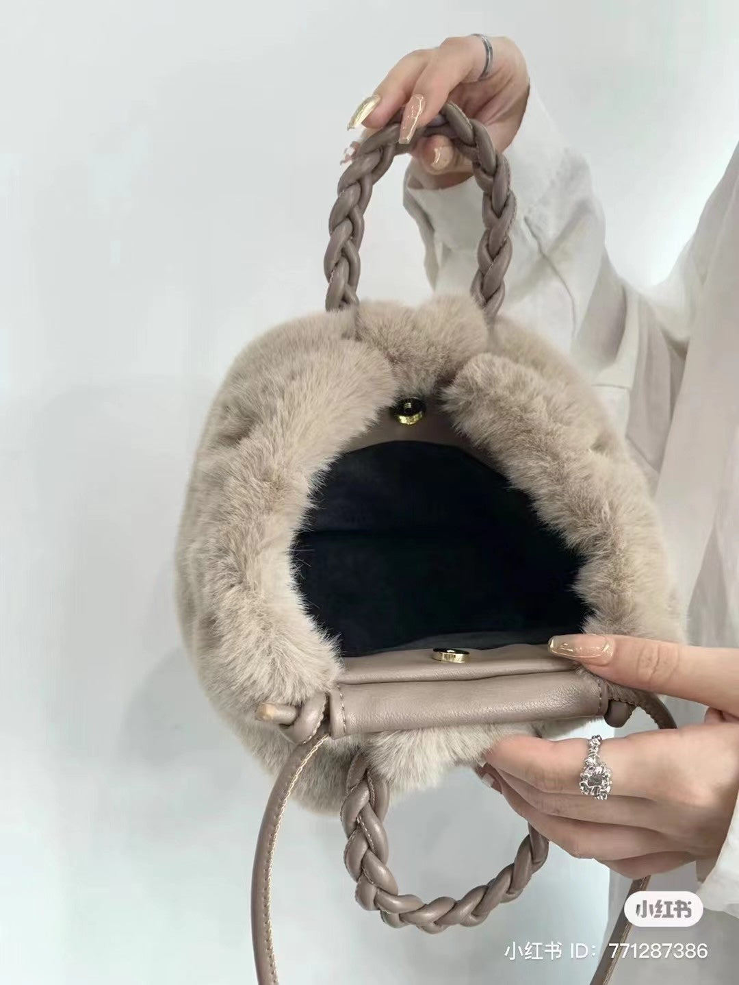 Cloudy fluffy bag – Elegant Concept